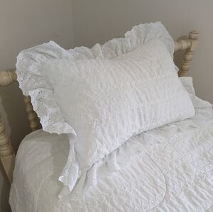 Beautiful vintage eyelet bedset
